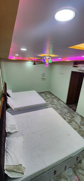 Family Room | Free WiFi, bed sheets - Om Shanti Inn Paying Guest House (Varanasi)