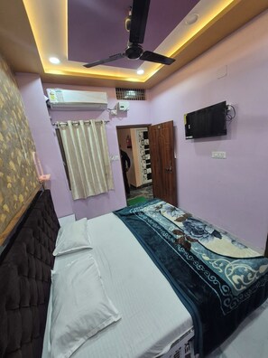 Deluxe Room | Free WiFi, bed sheets - Om Shanti Inn Paying Guest House (Varanasi)