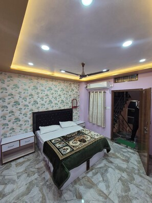 Deluxe Room | Free WiFi, bed sheets - Om Shanti Inn Paying Guest House (Varanasi)