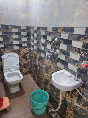 Family Room | Bathroom | Shower, towels, soap, shampoo - Om Shanti Inn Paying Guest House (Varanasi)