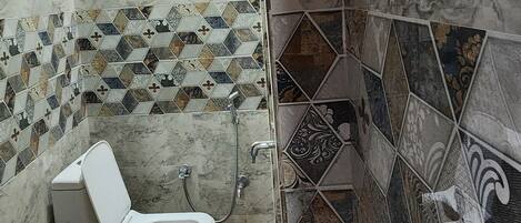 Deluxe Room | Bathroom | Shower, towels, soap, shampoo