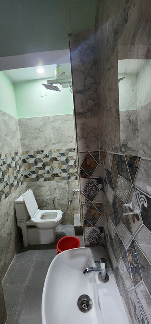 Deluxe Room | Bathroom | Shower, towels, soap, shampoo - Om Shanti Inn Paying Guest House (Varanasi)