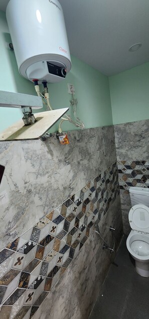 Family Room | Bathroom | Shower, towels, soap, shampoo - Om Shanti Inn Paying Guest House (Varanasi)
