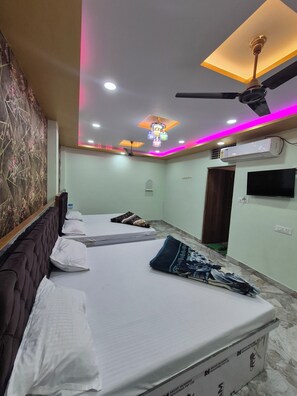 Family Room | Free WiFi, bed sheets - Om Shanti Inn Paying Guest House (Varanasi)