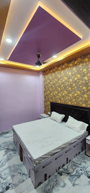 Deluxe Room | Free WiFi, bed sheets - Om Shanti Inn Paying Guest House (Varanasi)