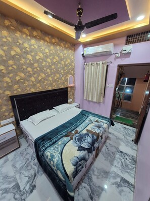 Deluxe Room | Free WiFi, bed sheets - Om Shanti Inn Paying Guest House (Varanasi)