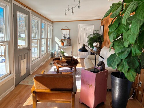 Delightful 2 bedroom country farm stay - pet friendly! 