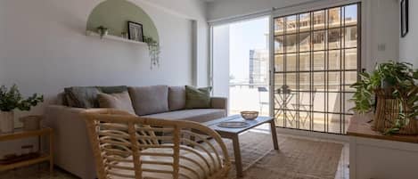 Leilighet, 1 dobbeltseng med sovesofa, kjøkken, byutsikt | Oppholdsområde | Smart-TV, Netflix og strømmetjenester