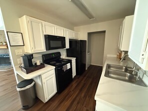 Refrigerador, microondas, parrilla de estufa y cafetera y tetera 