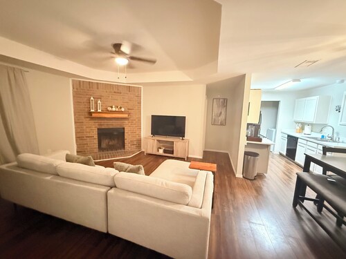 Cozy 2-bedroom house in serene Arlington with AC