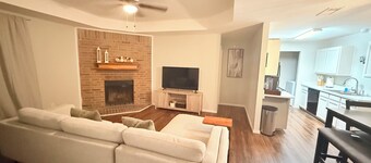 Cozy 2-bedroom house in serene Arlington with AC