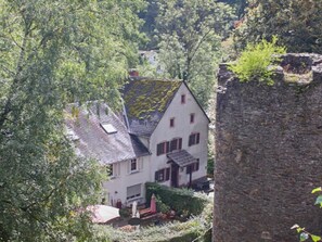 Exterior - Attractive house at the foot of a castle ruin (Manderscheid)