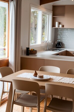Wasserkocher mit Kaffee-/Teezubehör, Kühlschrank, Mikrowelle, Ofen