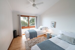 4 habitaciones, tabla de planchar con plancha, wifi y ropa de cama 