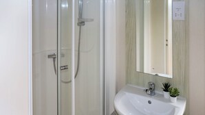 Bathroom - 2 bedroom accommodation in Pendine (Pendine)