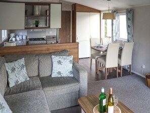 TV - 2 bedroom accommodation in Pendine (Pendine)