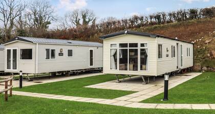 2 bedroom accommodation in Pendine