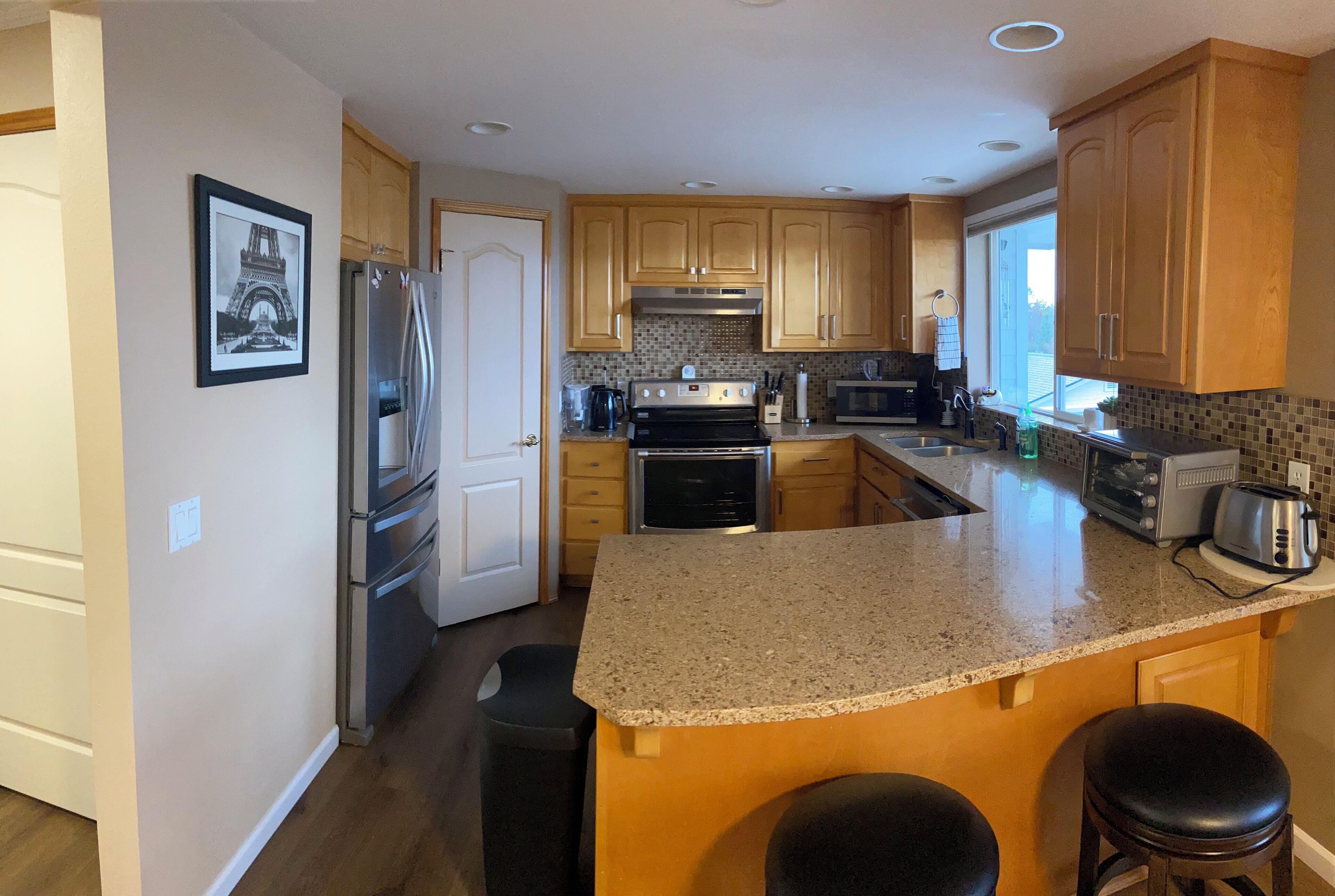 Frigorífico, microondas, horno y placa de cocina