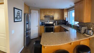 Frigorífico, microondas, horno y placa de cocina