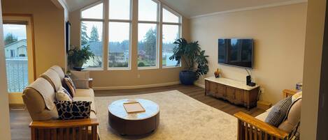 TV connectée, jeux vidéo, baby-foot, livres