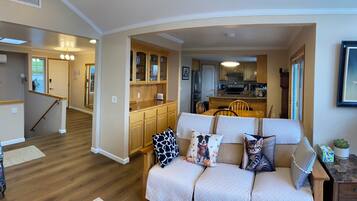 TV connectée, jeux vidéo, baby-foot, livres