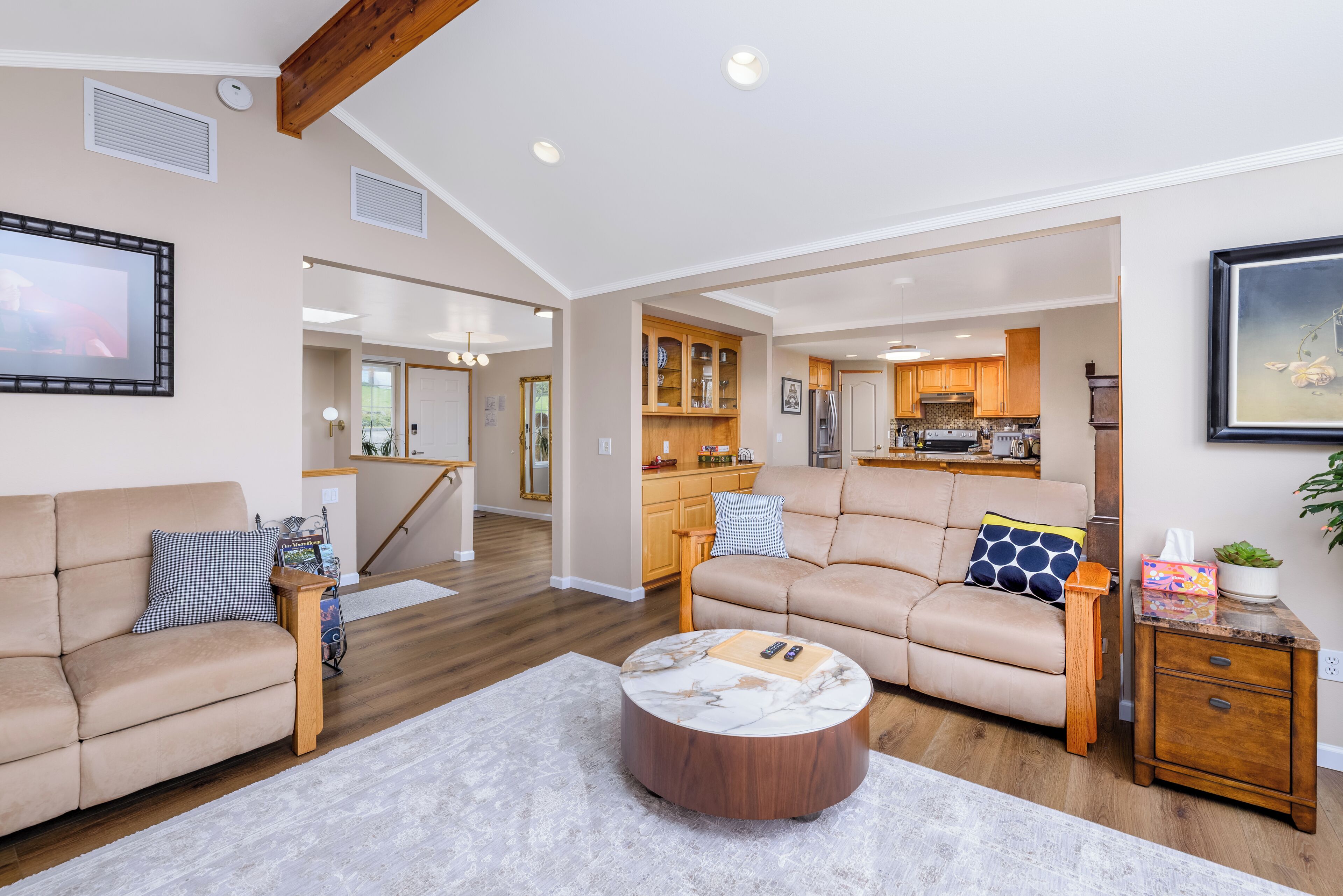 Smart-TV, Videospiele, Tischfußball, Bücher