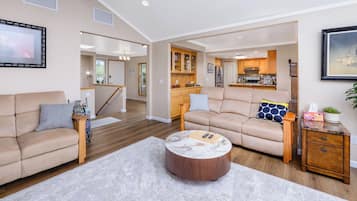 Smart-TV, Videospiele, Tischfußball, Bücher