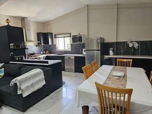 Interior - A Little Bit of Country.
Between the City and the Beaches of Yeppoon & Emu Park (Coorooman)