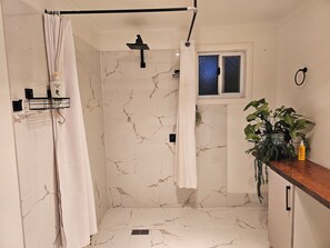 Dusche, Handtücher, Seife, Toilettenpapier