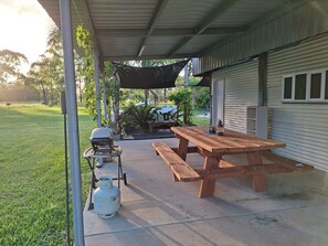 Outdoor dining - A Little Bit of Country.
Between the City and the Beaches of Yeppoon & Emu Park (Coorooman)