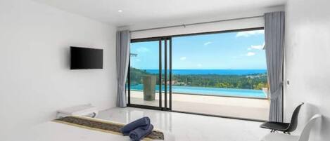 Tabla de planchar con plancha, wifi y ropa de cama