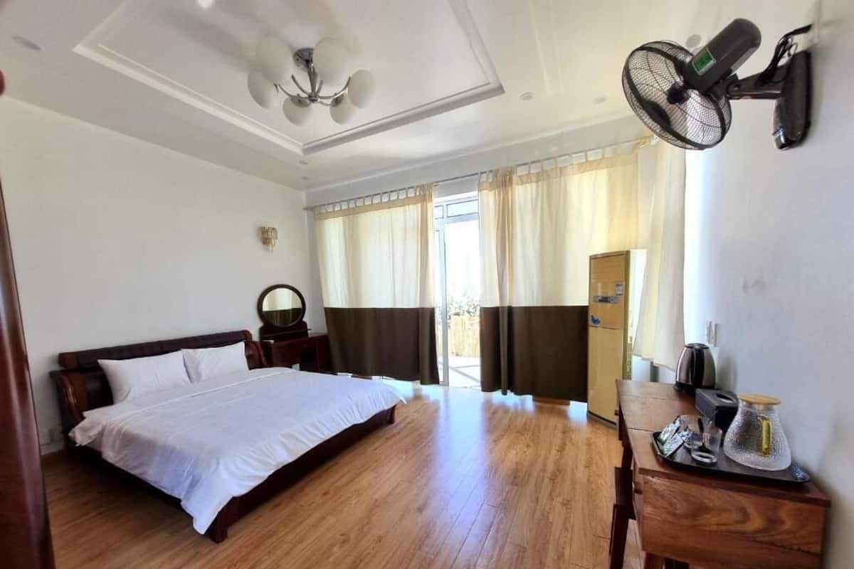 Luxury Apartment, Partial Ocean View | Desk, laptop workspace, free WiFi