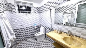 Een douche, een haardroger, pantoffels, handdoeken