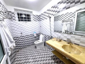 Shower, hair dryer, towels, soap - Top Hill Halong Homestay (Phuong Bai Chay)