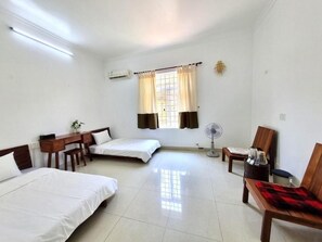 Desk, laptop workspace, free WiFi - Top Hill Halong Homestay (Phuong Bai Chay)