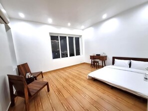 Schreibtisch, laptopgeeigneter Arbeitsplatz, kostenloses WLAN