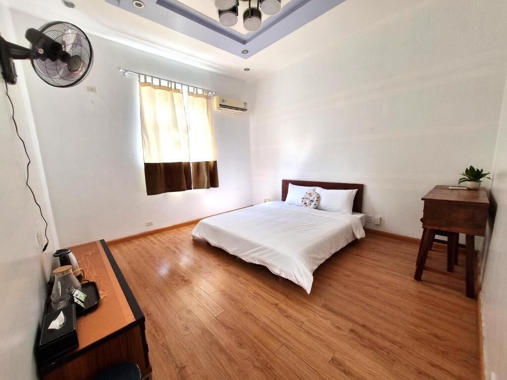 Desk, laptop workspace, free WiFi