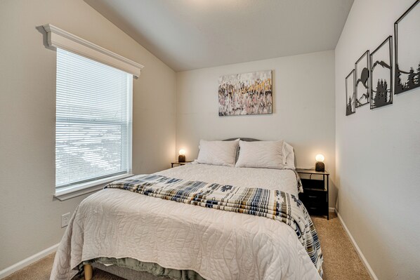 2 多间卧室、办公桌、旅行婴儿床、上网接入