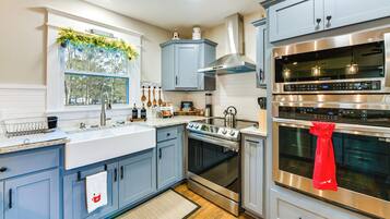 Fridge, microwave, stovetop, dishwasher