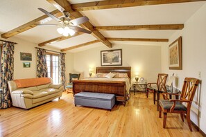 3 bedrooms, iron/ironing board, Internet, bed sheets - 3 Mi to Ruby Falls: 'The Downer House' w/ Yard (Chattanooga)