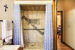 Hair dryer, towels - 3 Mi to Ruby Falls: 'The Downer House' w/ Yard (Chattanooga)