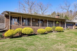 Exterior - 3 Mi to Ruby Falls: 'The Downer House' w/ Yard (Chattanooga)