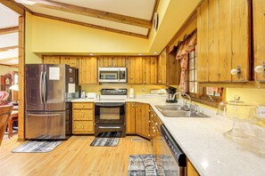 Jääkaappi, mikroaaltouuni, liesi, astianpesukone