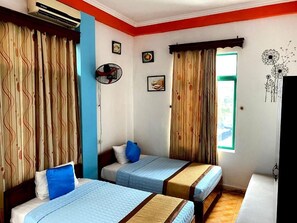 Desk, laptop workspace, free WiFi - Alex Halong Hotel & Hostel (Ha Long)