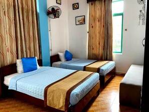 Desk, laptop workspace, free WiFi - Alex Halong Hotel & Hostel (Ha Long)