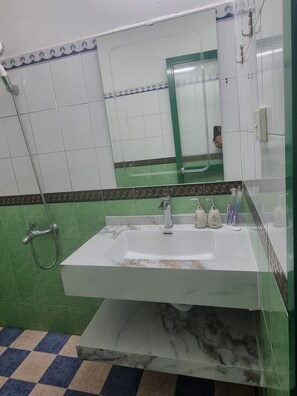 Deluxe Triple Room, City View | Bathroom | Shower, free toiletries, hair dryer, towels - Alex Halong Hotel & Hostel (Ha Long)
