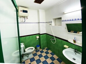 Shower, free toiletries, hair dryer, towels - Alex Halong Hotel & Hostel (Phuong Bai Chay)
