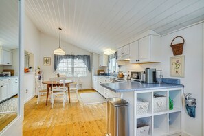 Kylskåp, mikrovågsugn, spishäll och kaffe- och tebryggare