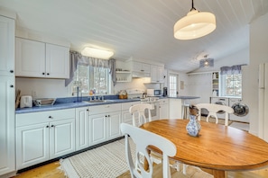 Fridge, microwave, stovetop, coffee/tea maker - 12 Mi to Bromley Mtn Ski Resort: Quiet Hideaway (Manchester Center)