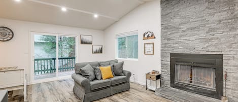 Fernseher, Kamin, Bücher